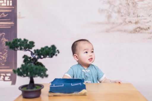 南漳怀孕肚子中间凹两边凸